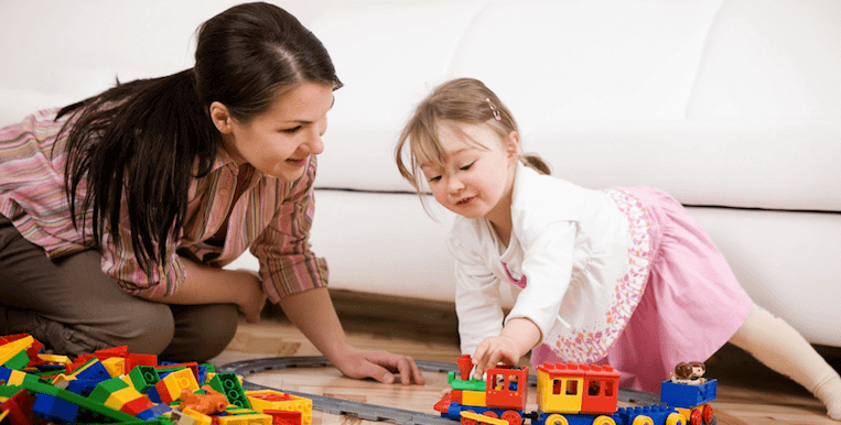 oyun terapisi nedir anne kız çocuk oyuncak ev