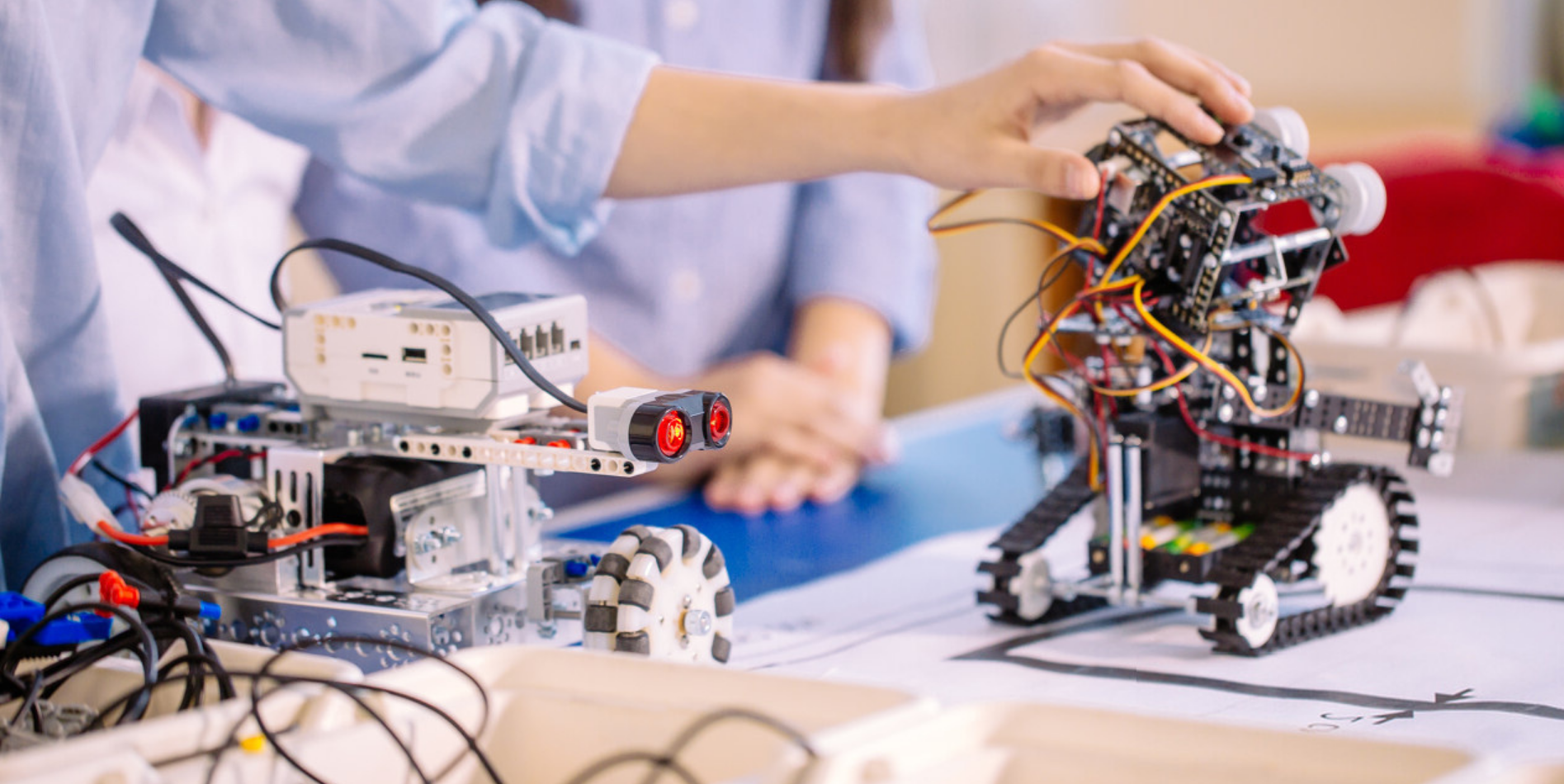 robotik ve kodlama eğitimi alan öğrenciler robot kablo devre